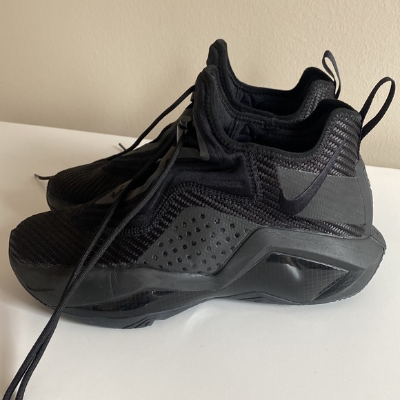 LeBron Soldier 14 Sneakers - Picture 3 of 8